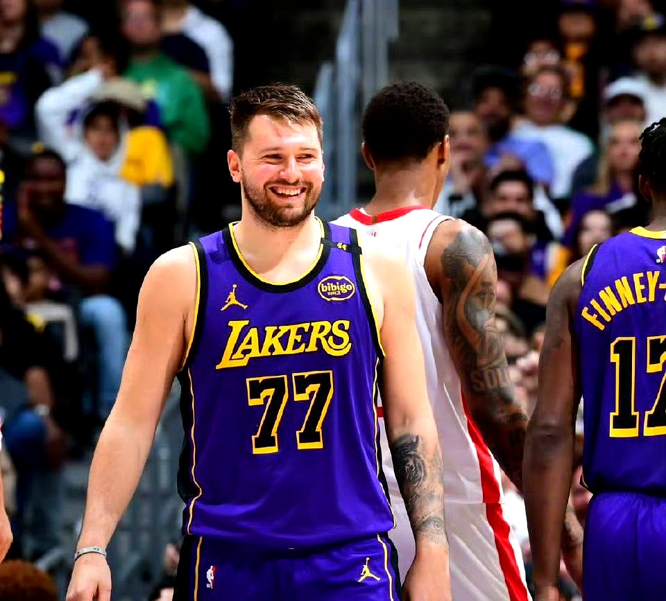 犹他爵士迎NBA总决赛关键赛,今晨遗憾出局,质疑声仍在,更衣室氛围转暖(兰波永恒) 犹他爵士迎NBA总决赛关键赛,今晨遗憾出局,质疑声仍在,更衣室氛围转暖(兰波永恒)